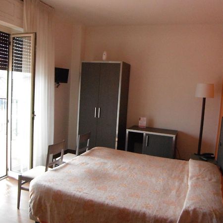 Hotel Renato Sesto San Giovanni Buitenkant foto