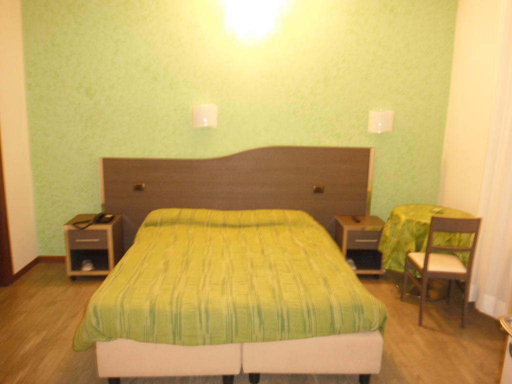 Hotel Renato Sesto San Giovanni Kamer foto