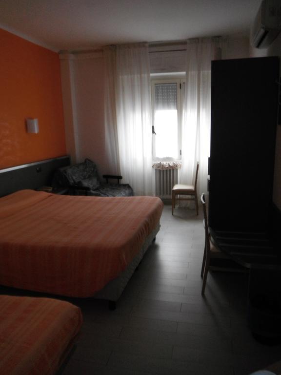 Hotel Renato Sesto San Giovanni Buitenkant foto