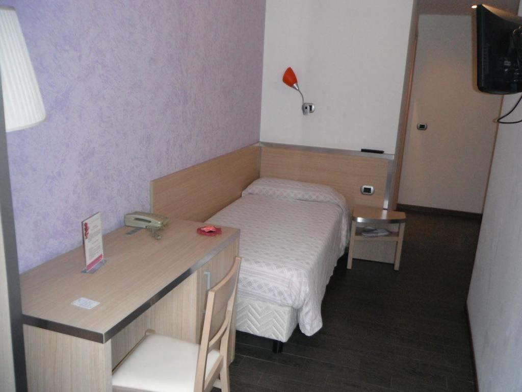 Hotel Renato Sesto San Giovanni Buitenkant foto