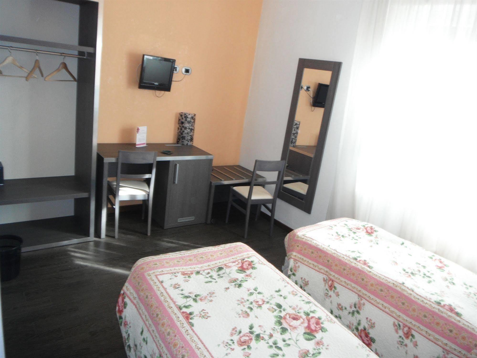 Hotel Renato Sesto San Giovanni Buitenkant foto