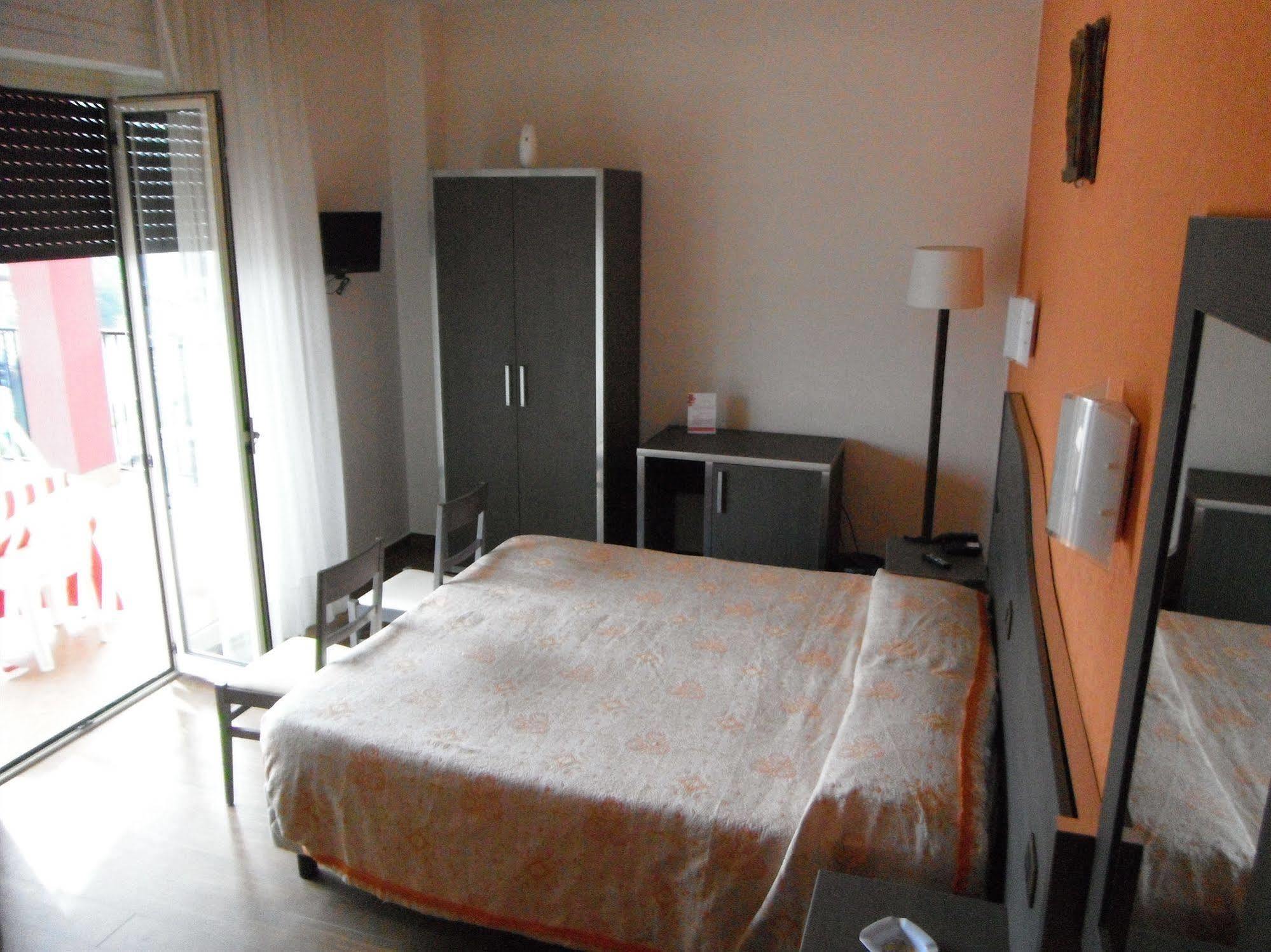 Hotel Renato Sesto San Giovanni Buitenkant foto