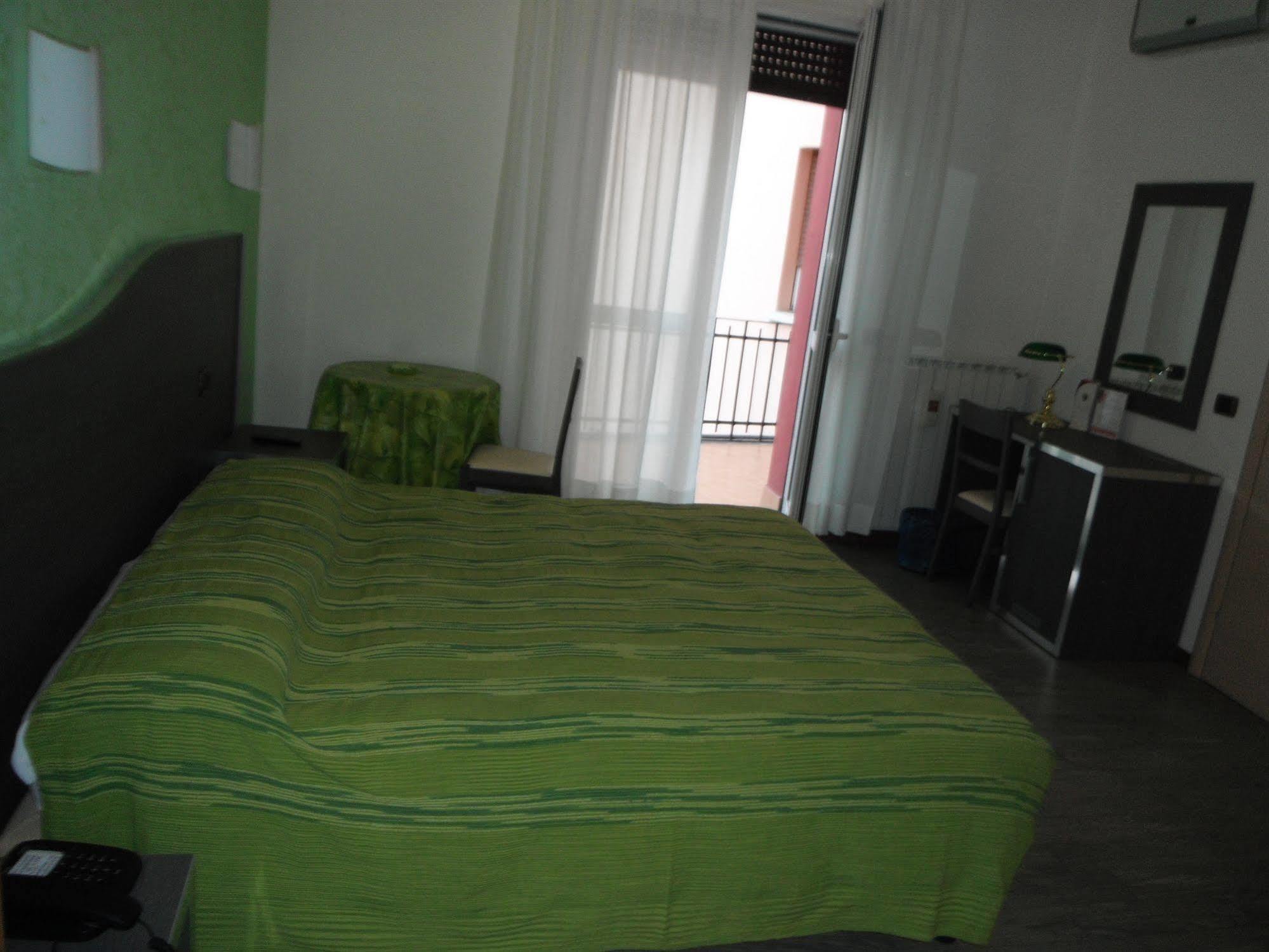 Hotel Renato Sesto San Giovanni Buitenkant foto