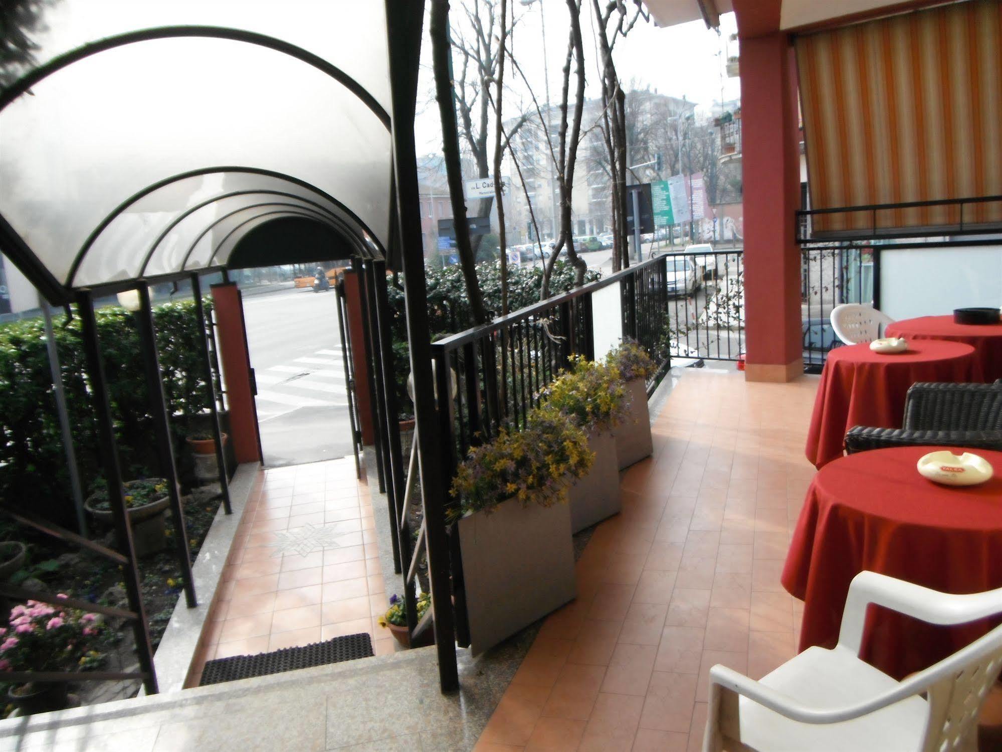 Hotel Renato Sesto San Giovanni Buitenkant foto